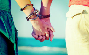 150605_dating-holding-hands